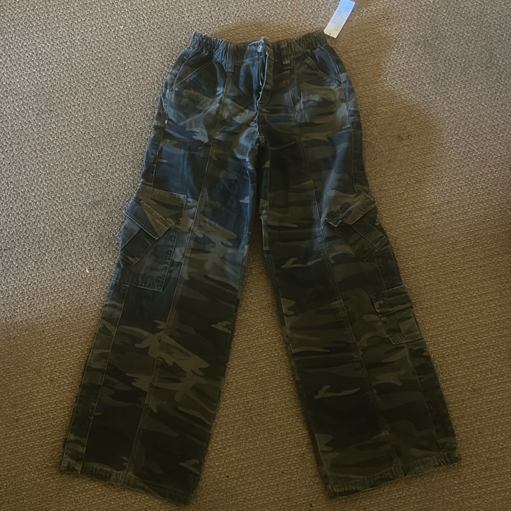 Size Small Y2K Cargo Low Ruse pants/ never worn